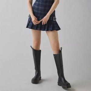 LIKE NEW Dr. Martens Amaayah black knee-high leather boots - size 8 -worn twice!